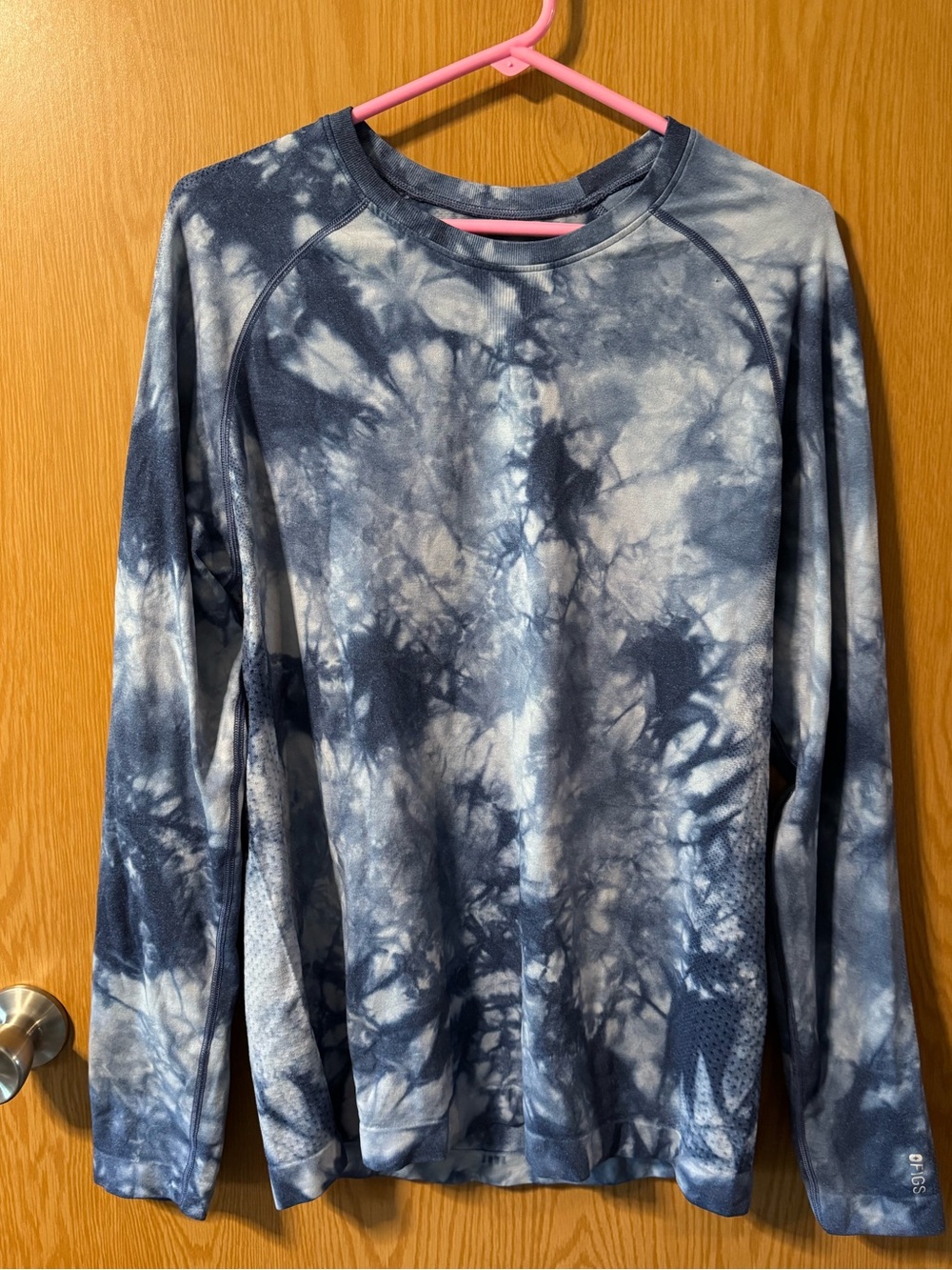 Figs Men’s blue acid wash long sleeve scrub top